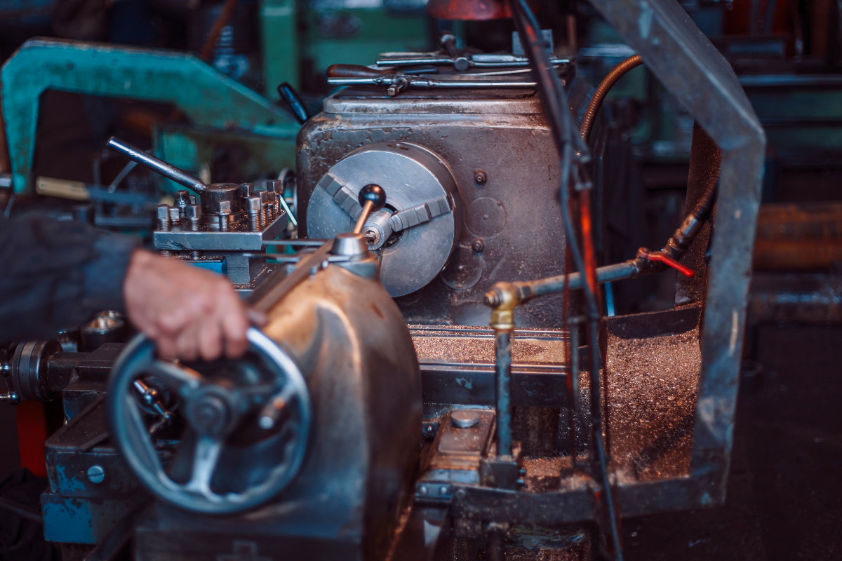 Démontage de machines-outils opération industrielle ST2M Votre spécialiste de la maintenance industrielle depuis 1991